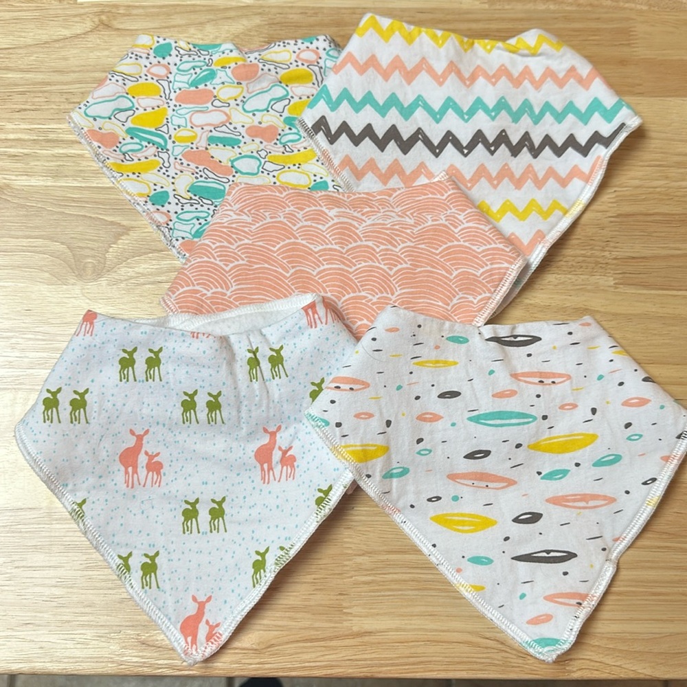 (NWOT) set of 4 banana style bibs